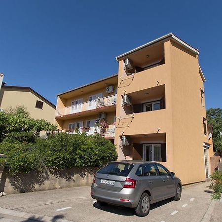 Apartment Anton Cres Luaran gambar