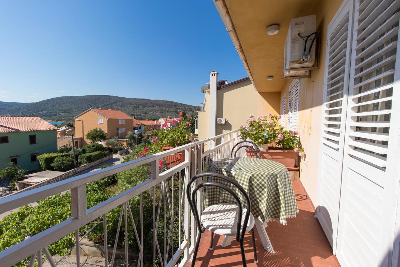 Apartment Anton Cres Luaran gambar