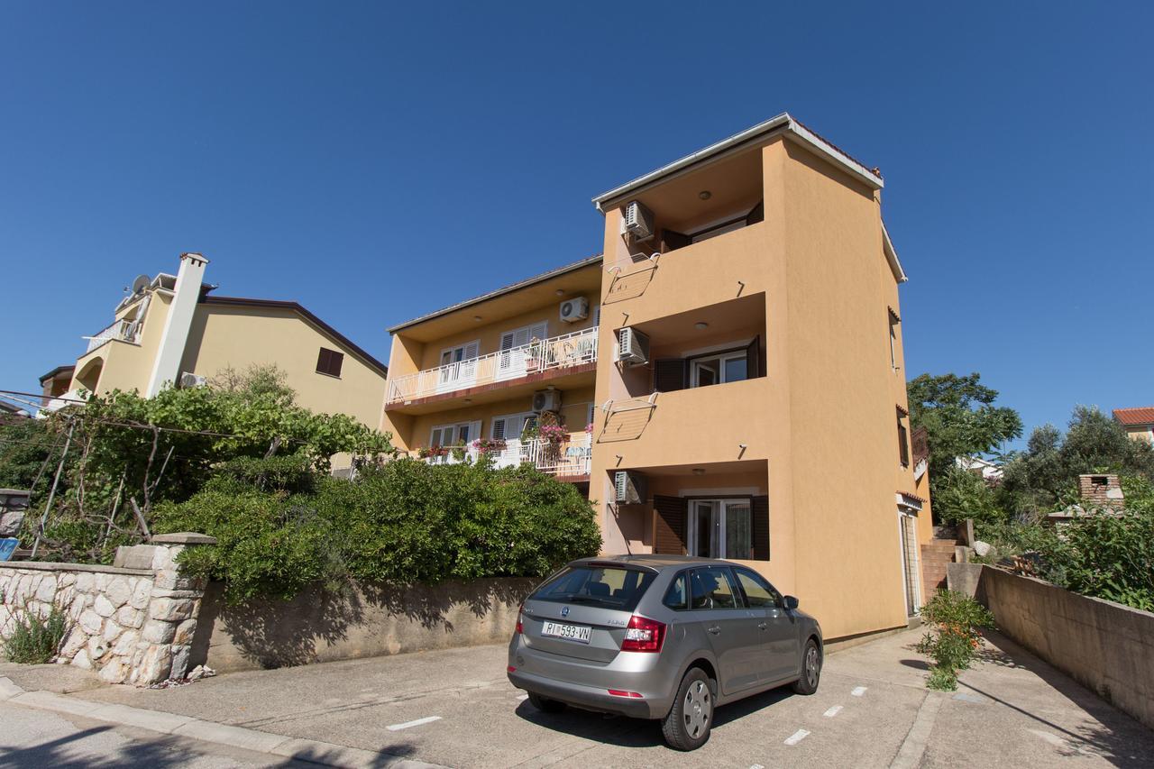 Apartment Anton Cres Luaran gambar