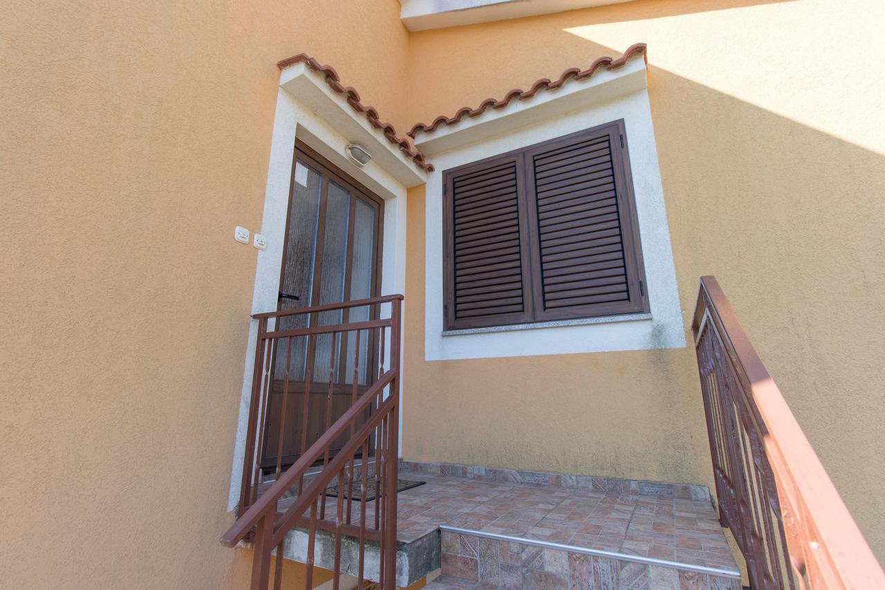 Apartment Anton Cres Luaran gambar